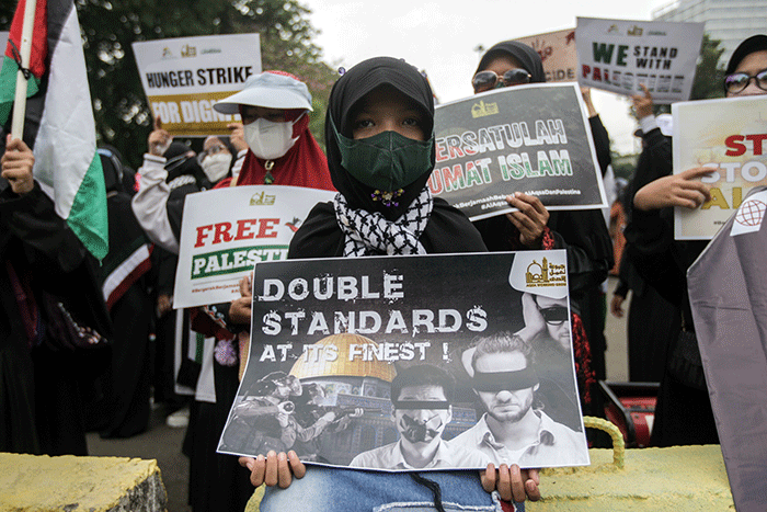 Sejumlah massa melakukan aksi bela Palestina di depan Kedutaan Besar Amerika Serikat, Jakarta Pusat, Rabu (20/4/2022).