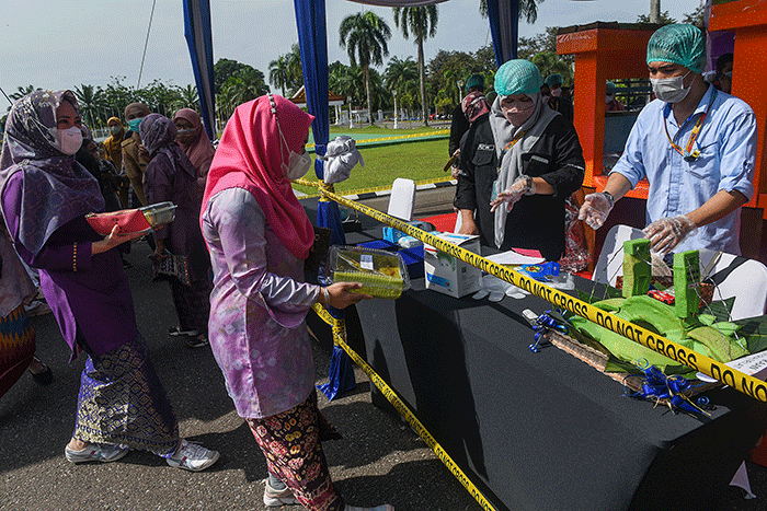 321 loyang Bolu Kojo yang dibuat anggota Badan Kerjasama Organisasi Wanita (BKOW) Sumsel yang diletakan pada miniatur Jembatan Ampera.