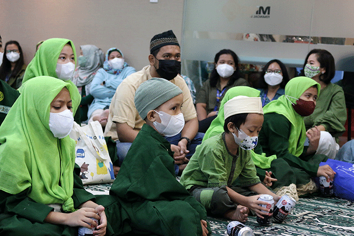 Direktur Utama MNC Sekuritas Susy Meiliana menyerahkan santunan CSR Ramadhan kepada salah satu perwakilan pembina yayasan panti asuhan Nurul Iman Jafariah.