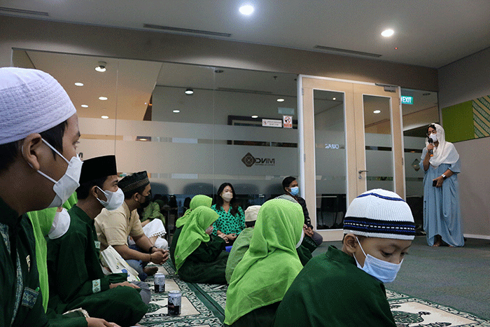 Direktur Utama MNC Sekuritas Susy Meiliana menyerahkan santunan CSR Ramadhan kepada salah satu perwakilan pembina yayasan panti asuhan Nurul Iman Jafariah.
