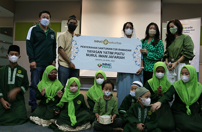 Direktur Utama MNC Sekuritas Susy Meiliana menyerahkan santunan CSR Ramadhan kepada salah satu perwakilan pembina yayasan panti asuhan Nurul Iman Jafariah.