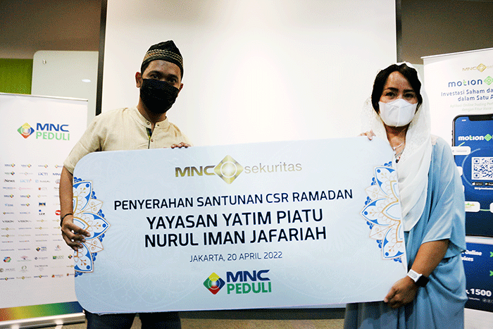 Direktur Utama MNC Sekuritas Susy Meiliana menyerahkan santunan CSR Ramadhan kepada salah satu perwakilan pembina yayasan panti asuhan Nurul Iman Jafariah.