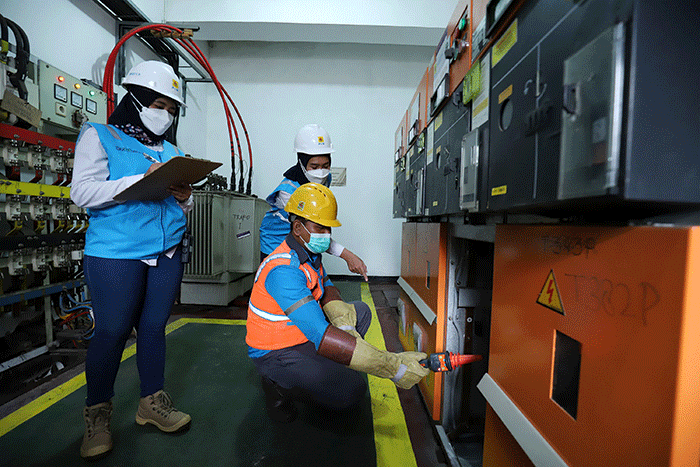 Seorang pegawai wanita PLN sedang mengecek gardu distribusi listrik di Jalan M.H Thamrin, Jakarta, Rabu (20/4/2022).