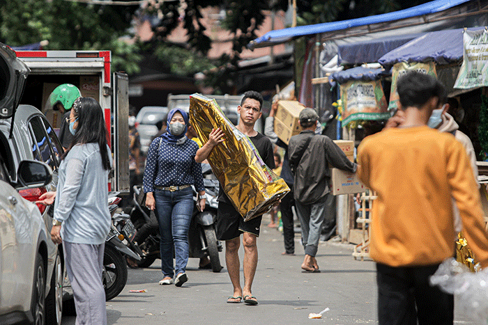 Aktivitas pedagang parsel di Pasar Kembang Cikini, Jakarta Pusat, Rabu (20/4/2022).