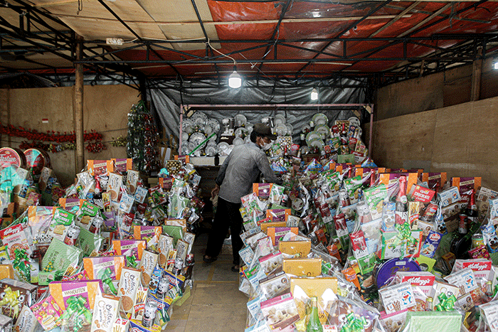 Aktivitas pedagang parsel di Pasar Kembang Cikini, Jakarta Pusat, Rabu (20/4/2022).