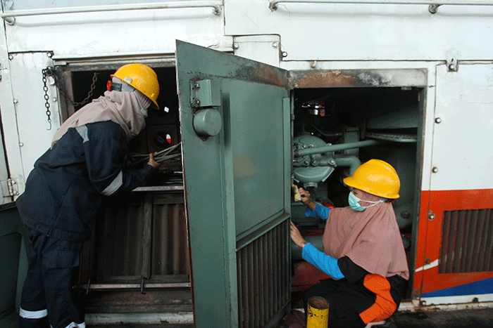 Petugas melakukan perawatan loko di Depo Lokomotif Semarang Poncol, Kota Semarang, Jawa Tengah, Rabu (20/4/2022).
