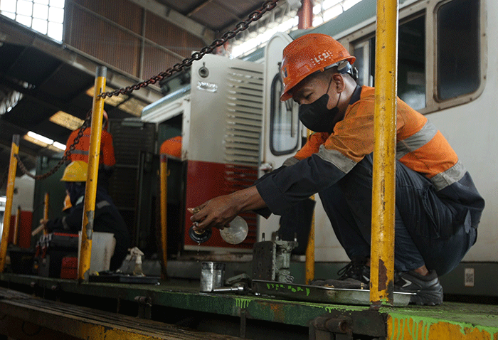 Petugas melakukan perawatan loko di Depo Lokomotif Semarang Poncol, Kota Semarang, Jawa Tengah, Rabu (20/4/2022).