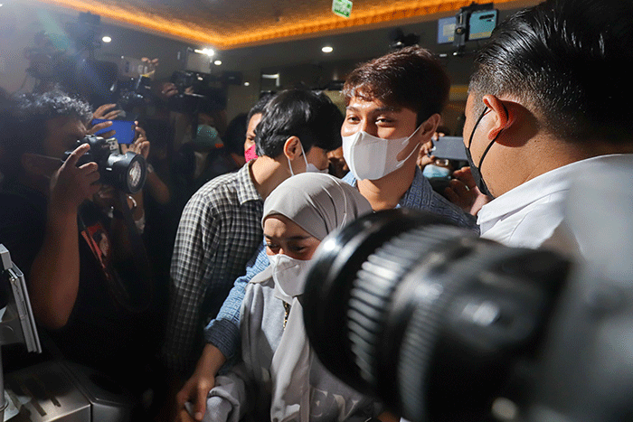 Rizky Billar dan Lesti Kejora tiba untuk menjalani pemeriksaan di Bareakrim Polri, Jakarta Selatan, Rabu (20/4/2022).