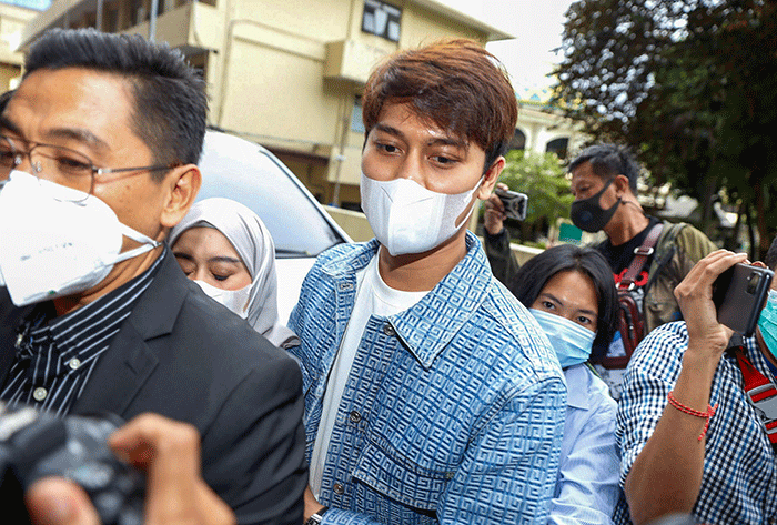 Rizky Billar dan Lesti Kejora tiba untuk menjalani pemeriksaan di Bareakrim Polri, Jakarta Selatan, Rabu (20/4/2022).