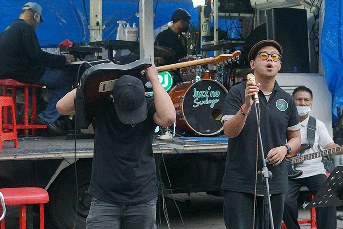 Aksi musik jazz Surabaya tampil menghibur di atas panggung mobil Caravan di kawasan Titik Nol Kota Semarang, Jawa Tengah, Selasa (19/4/2022).