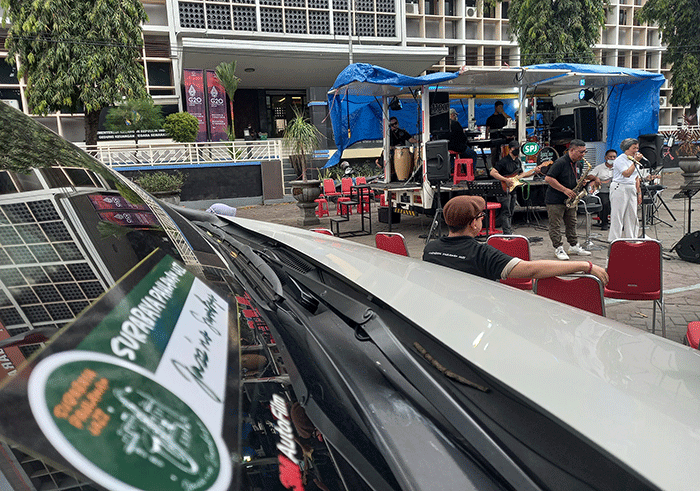 Aksi musik jazz Surabaya tampil menghibur di atas panggung mobil Caravan di kawasan Titik Nol Kota Semarang, Jawa Tengah, Selasa (19/4/2022).