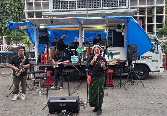 Aksi musik jazz Surabaya tampil menghibur di atas panggung mobil Caravan di kawasan Titik Nol Kota Semarang, Jawa Tengah, Selasa (19/4/2022).
