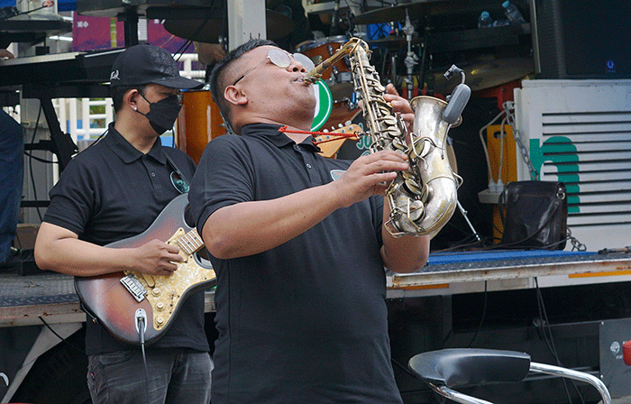 Aksi musik jazz Surabaya tampil menghibur di atas panggung mobil Caravan di kawasan Titik Nol Kota Semarang, Jawa Tengah, Selasa (19/4/2022).
