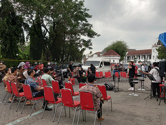 Aksi musik jazz Surabaya tampil menghibur di atas panggung mobil Caravan di kawasan Titik Nol Kota Semarang, Jawa Tengah, Selasa (19/4/2022).