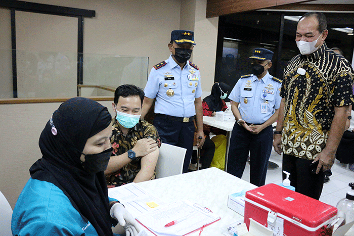 Pangkoopsau 1 Marsda TNI Tedi Rizalihadi (ketiga kiri) dan Ketua MNC Peduli Syafril Nasution (kanan) saat meninjau vaksinasi booster di Gedung HighEnd.