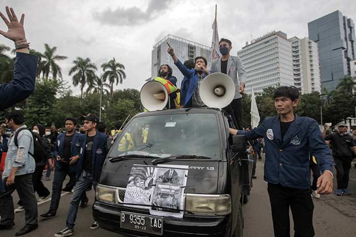 Ratusan massa melakukan aksi unjuk rasa di kawasan Patung Kuda, Jakarta Pusat, Kamis (21/4/2022).