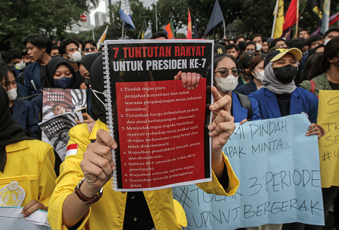 Ratusan massa melakukan aksi unjuk rasa di kawasan Patung Kuda, Jakarta Pusat, Kamis (21/4/2022).