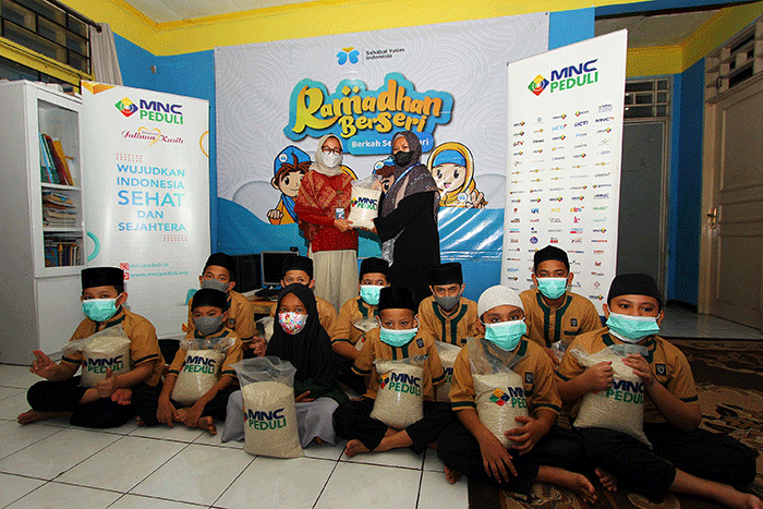 Perwakilan MNC Peduli menyerahkan bantuan berupa beras kepada Kepala Asrama Sahabat Yatim, Umi Asih di Asrama Sahabat Yatim.