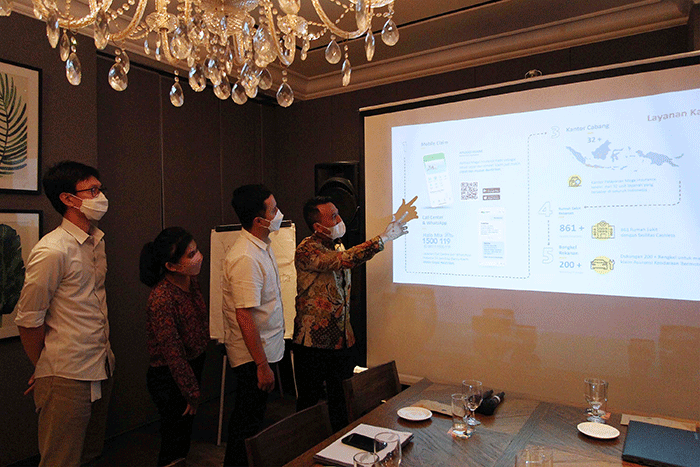 Chief Technical Officer PT Asuransi Umum Mega (Mega Insurance) Indrajaya Wardhana (kiri) berbincang dengan Business Development Division Head Kurniawan.