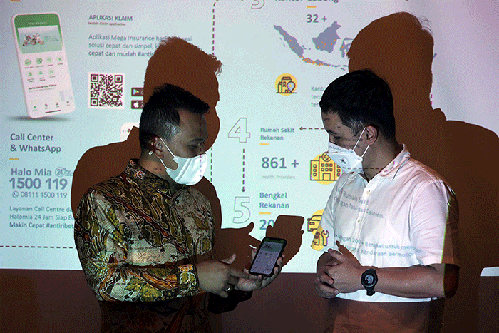 Chief Technical Officer PT Asuransi Umum Mega (Mega Insurance) Indrajaya Wardhana (kiri) berbincang dengan Business Development Division Head Kurniawan.