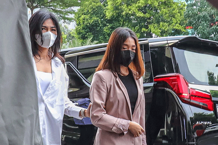 Selebgram Chandrika Chika saat tiba untuk menjalani pemeriksaan di Polres Metro Jakarta Selatan, Kamis (21/4/2022).