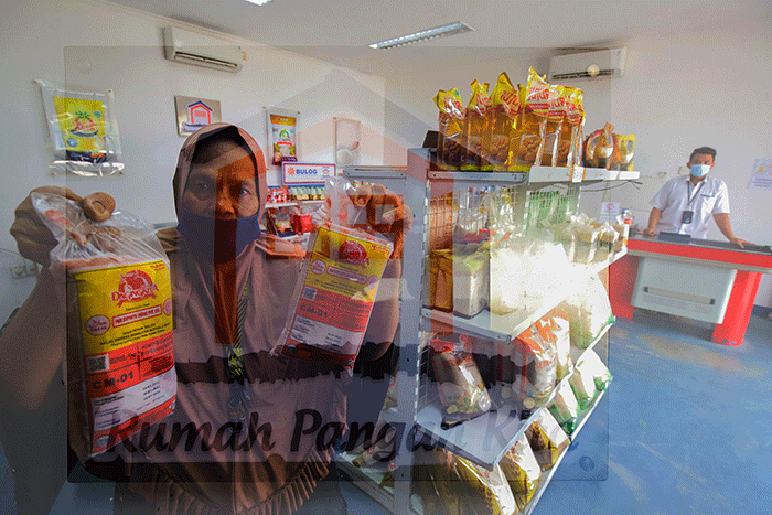 Pengunjung saat membeli kebutuhan di Rumah Pangan Kita, Jakarta Selatan, Rabu (20/4/2022).