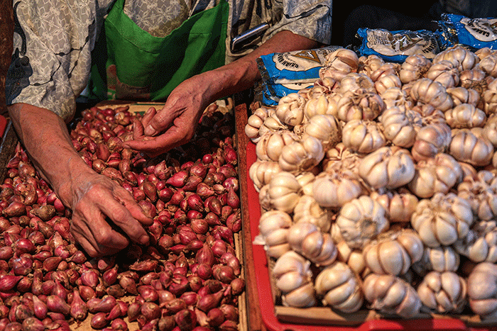 Suasana aktivitas jual beli di Pasar PSPT Tebet, Jakarta Selatan, Jumat (22/4/2022).