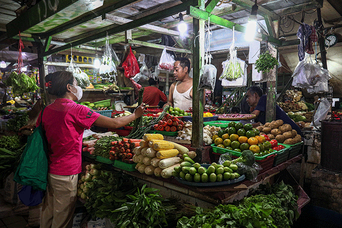 Suasana aktivitas jual beli di Pasar PSPT Tebet, Jakarta Selatan, Jumat (22/4/2022).