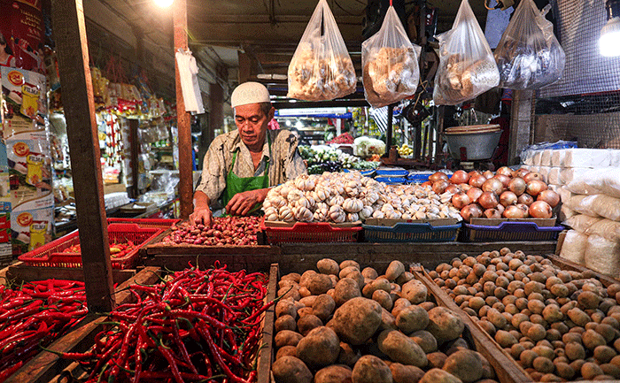 Suasana aktivitas jual beli di Pasar PSPT Tebet, Jakarta Selatan, Jumat (22/4/2022).