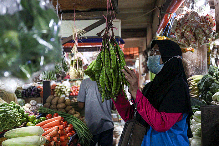 Suasana aktivitas jual beli di Pasar PSPT Tebet, Jakarta Selatan, Jumat (22/4/2022).