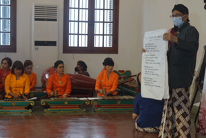 Fashion show kebaya dan tari Semarangan memeriahkan peringatan Hari Kartini di Monod Diephuis kawasan Kota Lama Semarang, Jawa Tengah, Kamis (21/4/2022).
