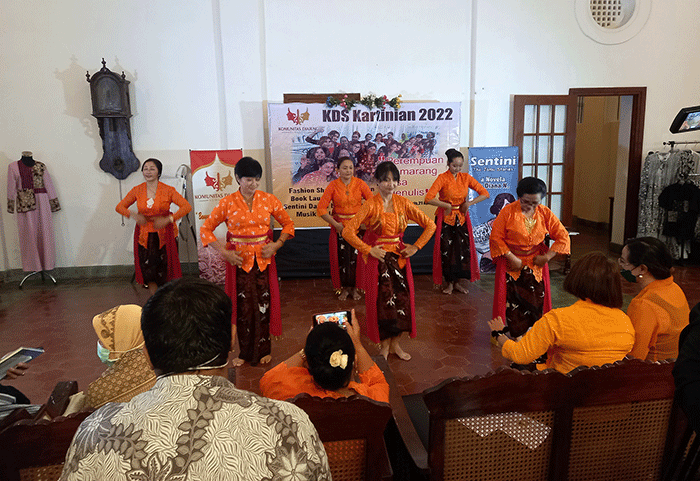 Fashion show kebaya dan tari Semarangan memeriahkan peringatan Hari Kartini di Monod Diephuis kawasan Kota Lama Semarang, Jawa Tengah, Kamis (21/4/2022).
