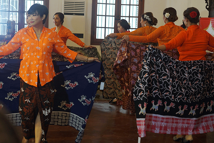 Fashion show kebaya dan tari Semarangan memeriahkan peringatan Hari Kartini di Monod Diephuis kawasan Kota Lama Semarang, Jawa Tengah, Kamis (21/4/2022).