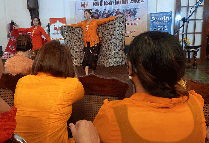 Fashion show kebaya dan tari Semarangan memeriahkan peringatan Hari Kartini di Monod Diephuis kawasan Kota Lama Semarang, Jawa Tengah, Kamis (21/4/2022).