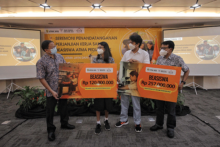 Perjanjian kerja sama beasiswa Atma Peduli ASAK dilakukan dengan Komisi Pengembangan Sosial Ekonomi Keuskupan Agung Jakarta.