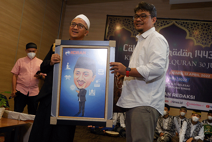 Ustaz Yusuf Mansur memberikan tausiyah pada acara Tausiyah dan Khataman Al-Qur'an bertajuk Cahaya Ramadhan di Auditorium Gedung SINDO, Kamis (21/4/2022).