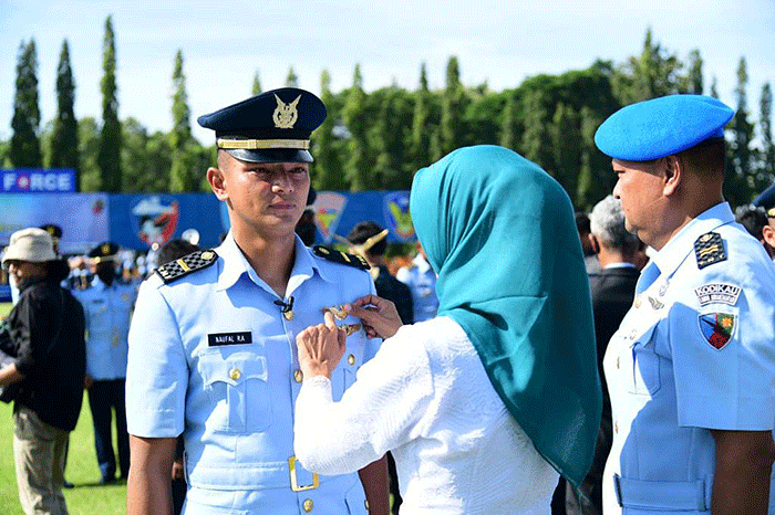 Kepala Staf Angkatan Udara (Kasau) Marsekal TNI Fadjar Prasetyo, melantik 37 penerbang baru dan 6 Navigator baru dalam sebuah upacara Wing Day.