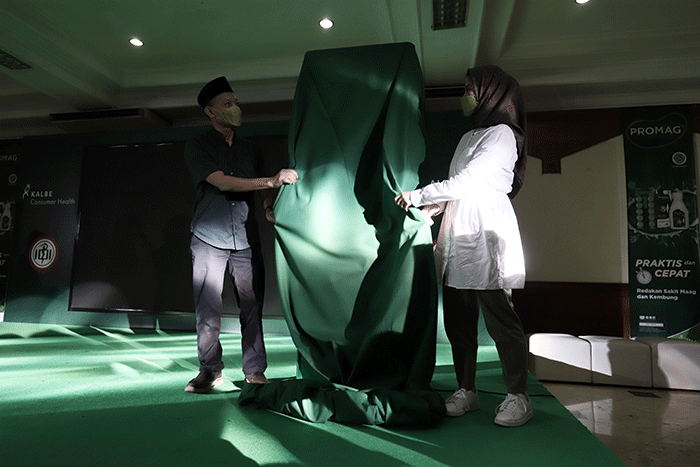 Selain itu Kalbe juga melakukan disinfeksi dan bersih bersih 750 masjid.