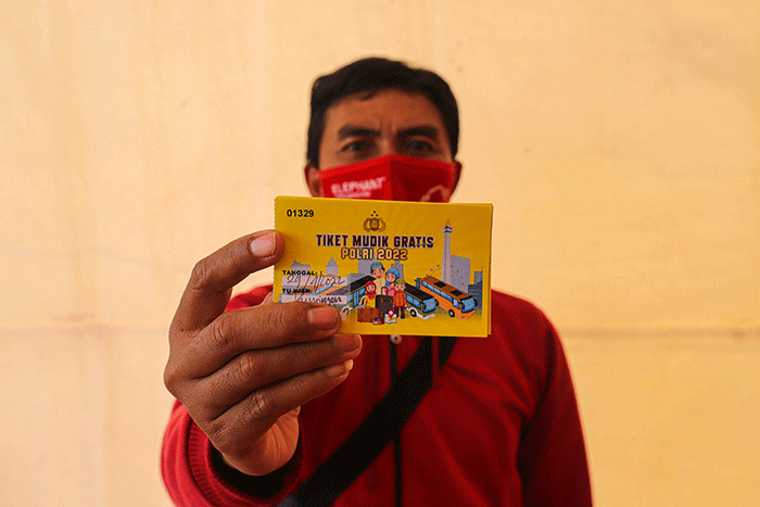 Warga menunjukkan tiket mudik gratis Lebaran 2022 di depan Gedung Balai Pertemuan Metro Jaya, Polda Metro Jaya, Jakarta Selatan, Sabtu (23/4/2022).