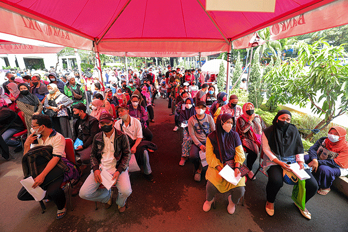 Warga menunjukkan tiket mudik gratis Lebaran 2022 di depan Gedung Balai Pertemuan Metro Jaya, Polda Metro Jaya, Jakarta Selatan, Sabtu (23/4/2022).
