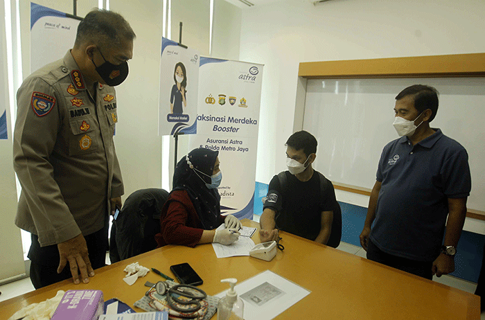 Vaksinasi Merdeka Booster di Gedung Grha Asuransi Astra, Jakarta, Sabtu (23/4/2022).