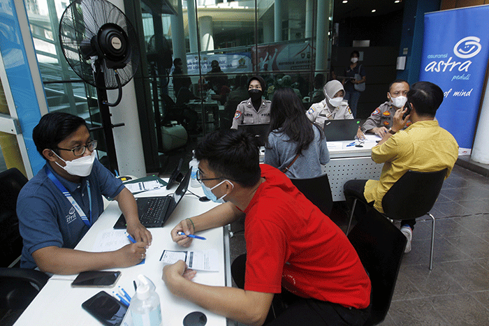 Vaksinasi Merdeka Booster di Gedung Grha Asuransi Astra, Jakarta, Sabtu (23/4/2022).