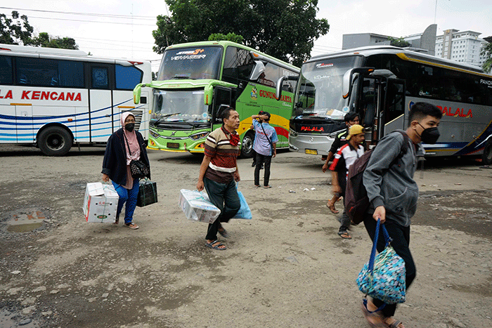 Calon pemudik menunggu bus yang akan membawa mereka ke kampung halaman di Terminal Bus Bayangan Pondok Pinang, Jakarta Selatan, Sabtu (23/4/2022).