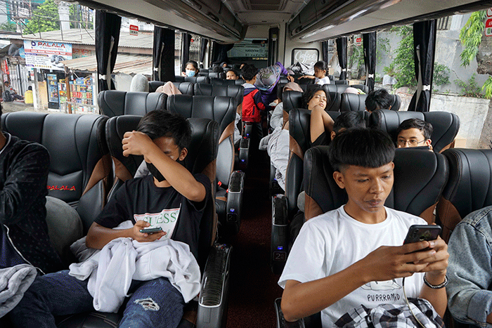 Calon pemudik menunggu bus yang akan membawa mereka ke kampung halaman di Terminal Bus Bayangan Pondok Pinang, Jakarta Selatan, Sabtu (23/4/2022).