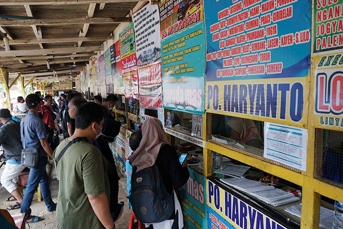 Calon pemudik menunggu bus yang akan membawa mereka ke kampung halaman di Terminal Bus Bayangan Pondok Pinang, Jakarta Selatan, Sabtu (23/4/2022).
