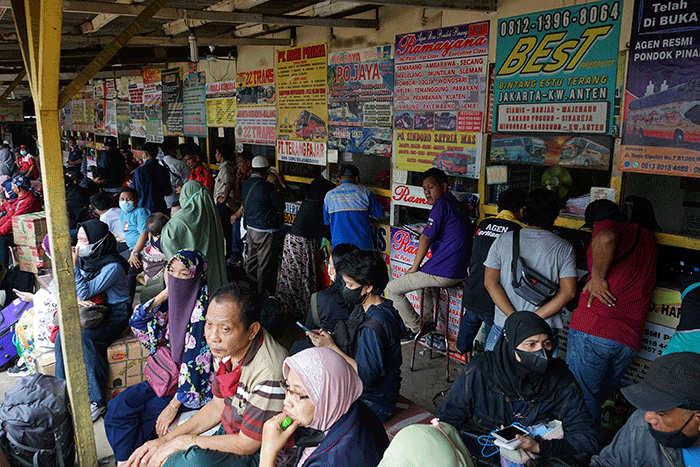 Calon pemudik menunggu bus yang akan membawa mereka ke kampung halaman di Terminal Bus Bayangan Pondok Pinang, Jakarta Selatan, Sabtu (23/4/2022).