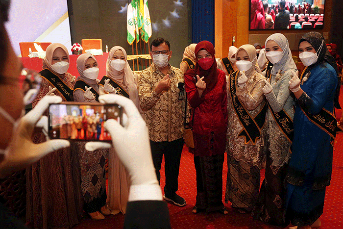Dokter-dokter muda Universitas Nahdlatul Ulama Surabaya (Unusa) mendapat ucapan selamat dari para dosen, dekan dan rektorat usai prosesi Pengambilan sumpah.