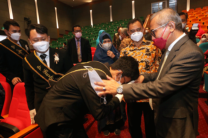 Dokter-dokter muda Universitas Nahdlatul Ulama Surabaya (Unusa) mendapat ucapan selamat dari para dosen, dekan dan rektorat usai prosesi Pengambilan sumpah.