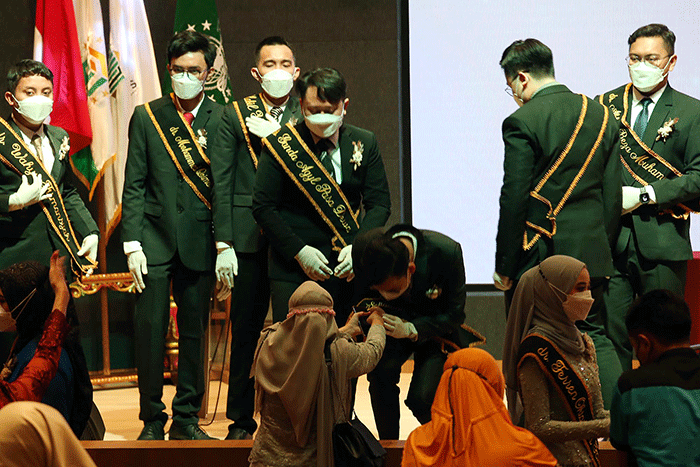 Dokter-dokter muda Universitas Nahdlatul Ulama Surabaya (Unusa) mendapat ucapan selamat dari para dosen, dekan dan rektorat usai prosesi Pengambilan sumpah.