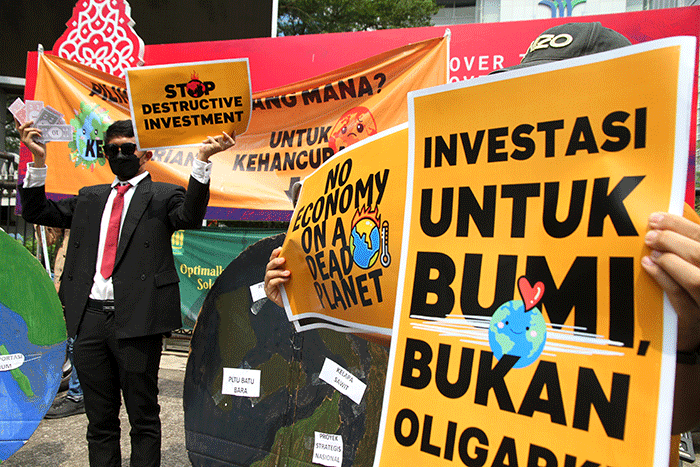 Aktivis dari Climate Rangers Jakarta, XR Jakarta, dan 350 Indonesia melakukan aksi di depan gedung Kementerian Investasi/BKPM, Jakarta, Jumat (22/4/2022).